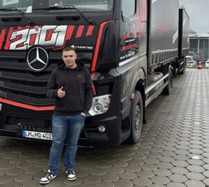Marlon Zeigner nach bestandener LKW-Führerschein-Prüfung - cut